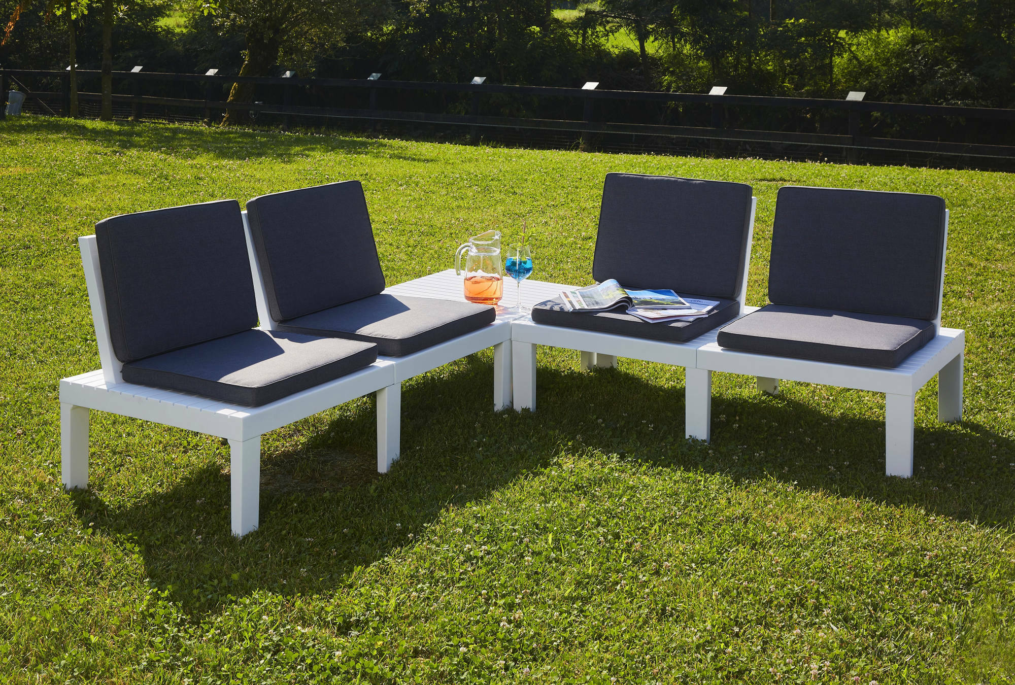 Set salotto da esterno Ermes, Set da giardino con cuscini composto da 2 poltrone con cuscini e 1 tavolino, Salottino indoor, 100% Made in Italy, Cm 130x65h70, Bianco