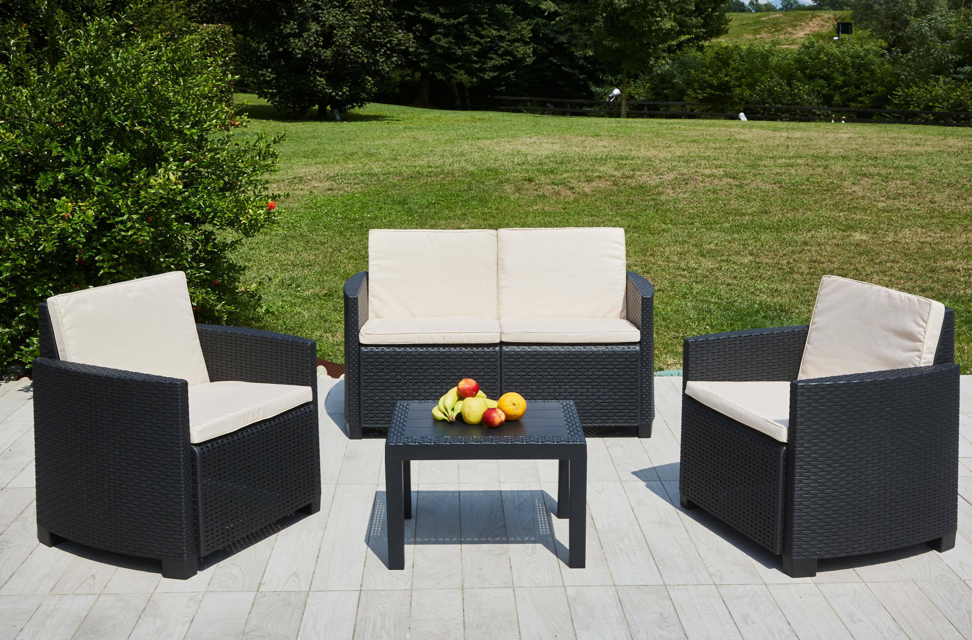 Set salotto da esterno Arabesk, Set da giardino con cuscini composto da 2 poltrone, 1 divano a due posti e 1 tavolino, Salottino indoor, 100% Made in Italy, Antracite, con 4 cuscini