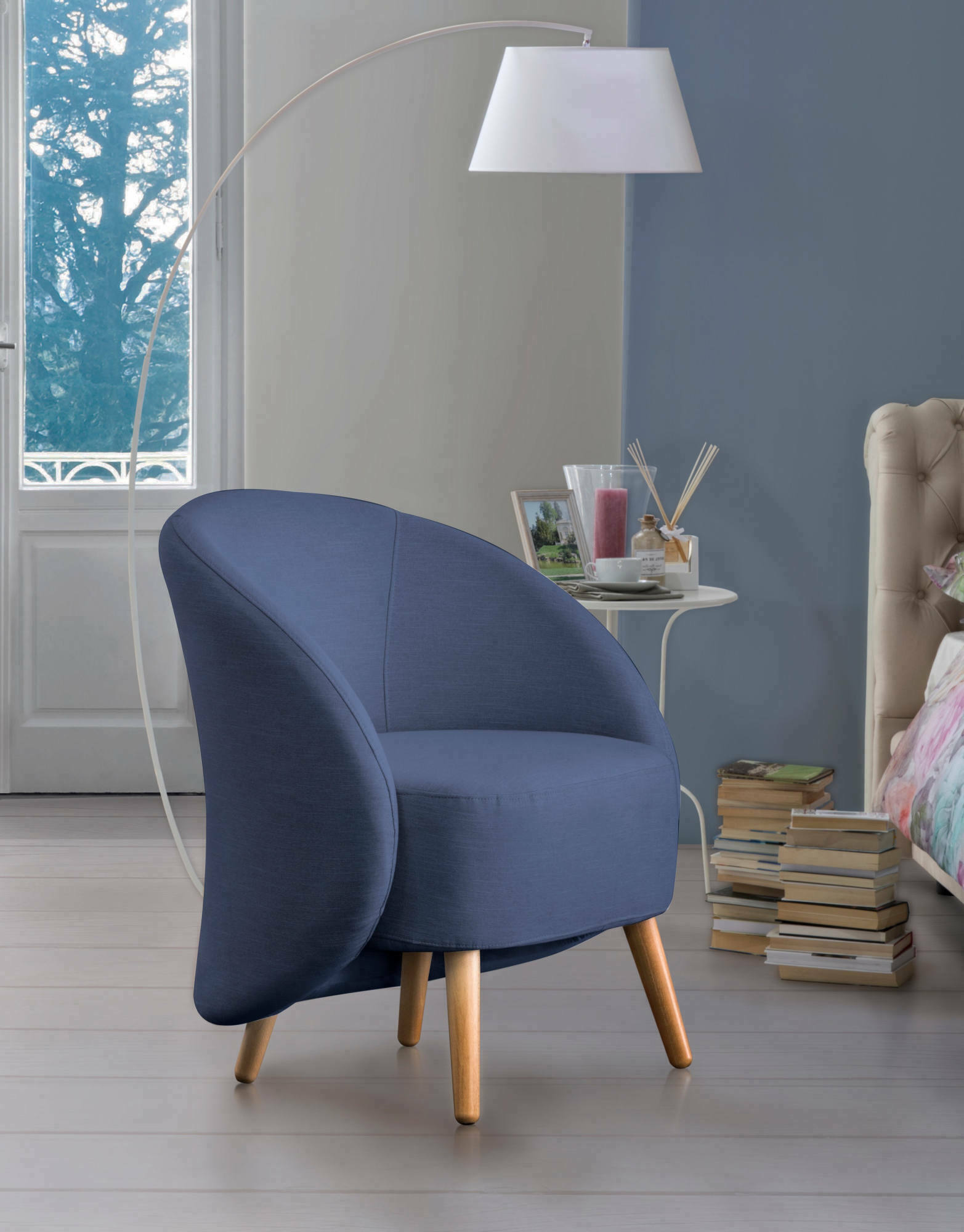 Poltrona Alla, Poltrona di design da salotto, 100% Made in Italy, Poltroncina relax in tessuto imbottito, cm 70x60h80, Blu