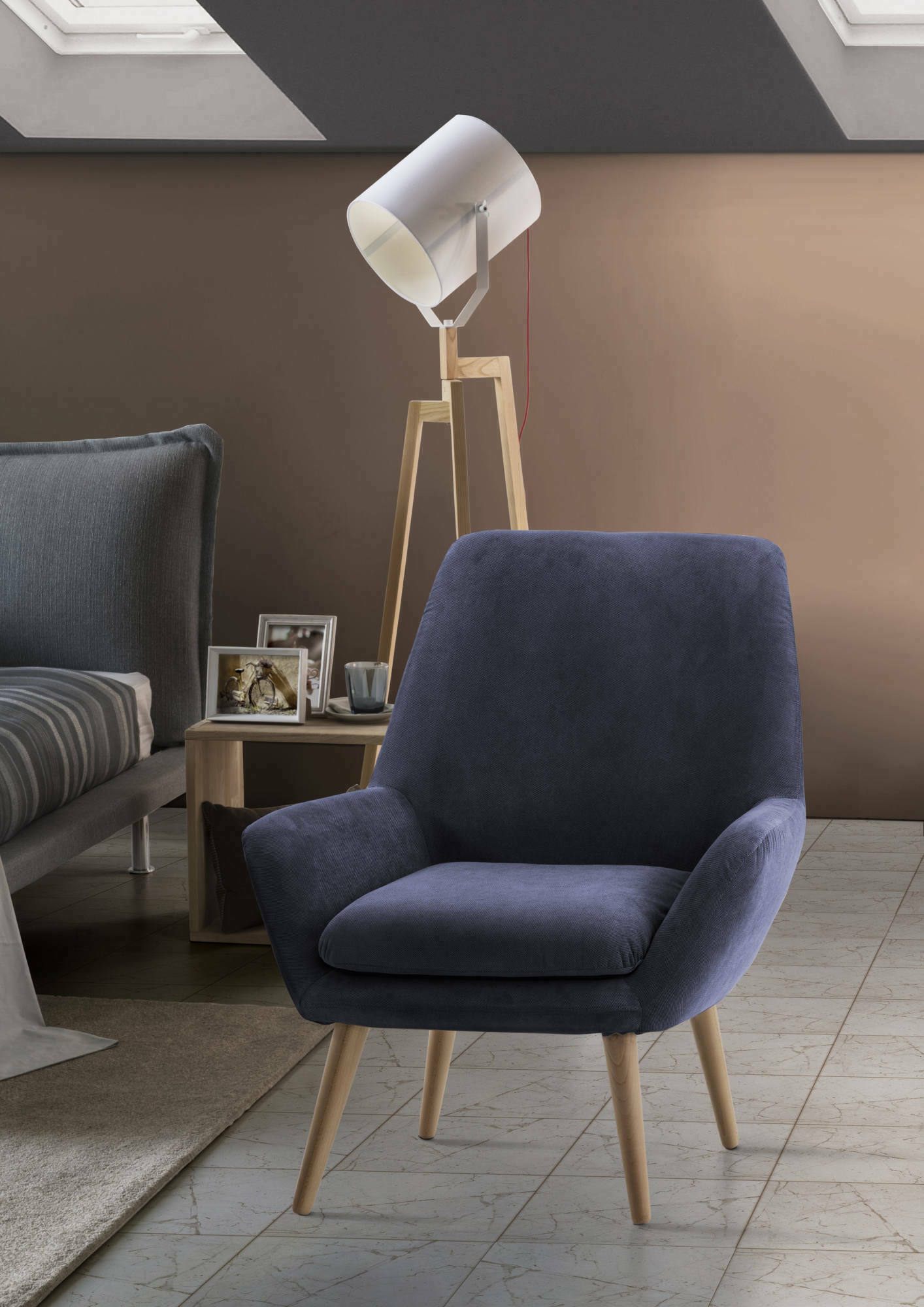 Poltrona Anido, Poltrona di design da salotto, 100% Made in Italy, Poltroncina relax in tessuto imbottito, cm 80x70h95, Blu