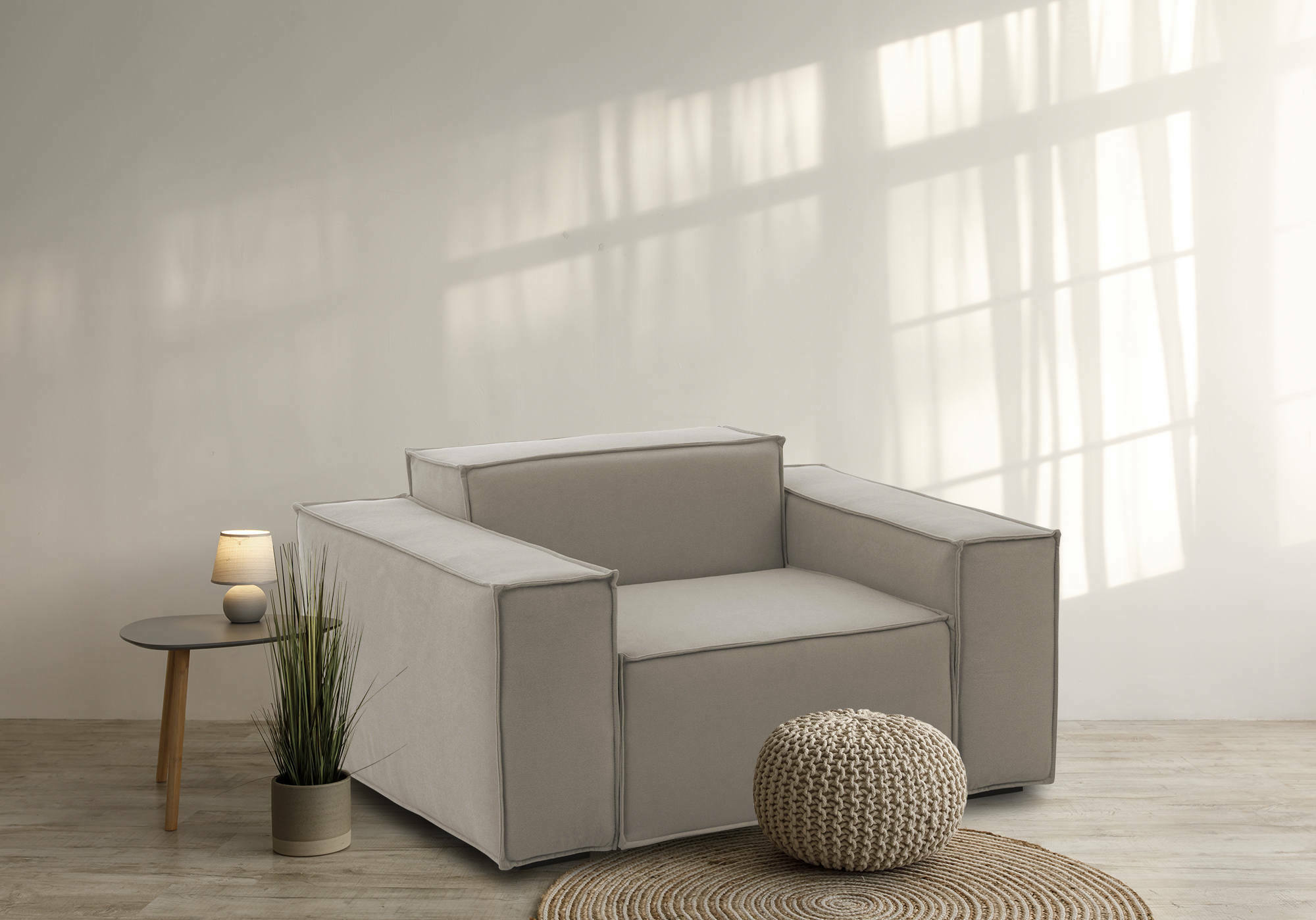 Poltrona Leonia, Poltrona da salotto, 100% Made in Italy, Poltroncina relax in tessuto imbottito, Cm 140x95h70, Tortora