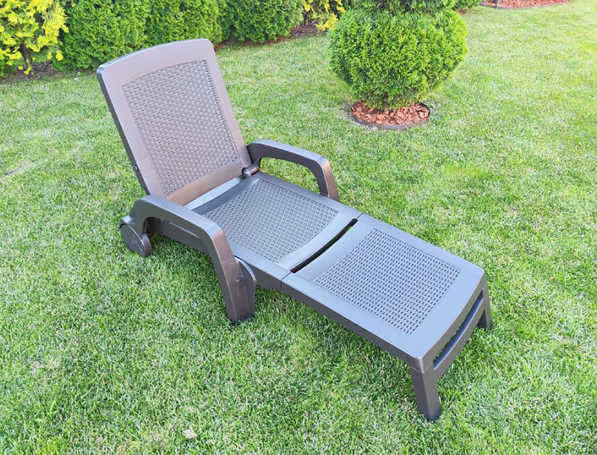 Lettino prendisole Abbie, Sdraio da giardino regolabile con braccioli, Lettino da esterno, 100% Made in Italy, Cm 190x46h70, Marrone