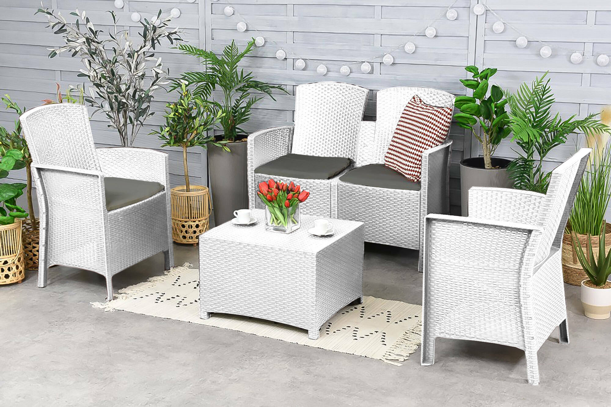 Salottino da esterno Asiak, Set da giardino con cuscini, Salottino effetto rattan, 100% Made in Italy colore Bianco