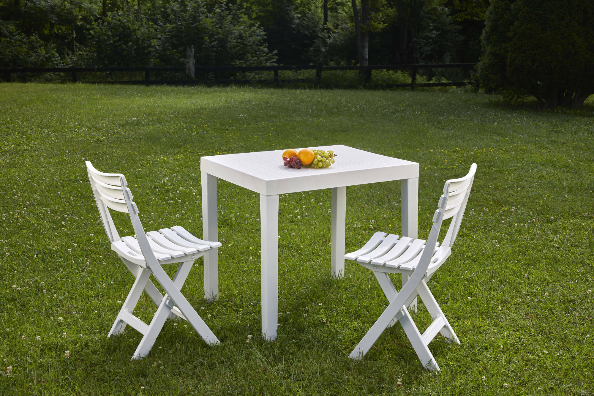 Salottino da esterno Altar, Set da giardino con 1 tavolo rettangolare e 2 sedie pieghevoli, Set da Pic Nic, 100% Made in Italy, Bianco