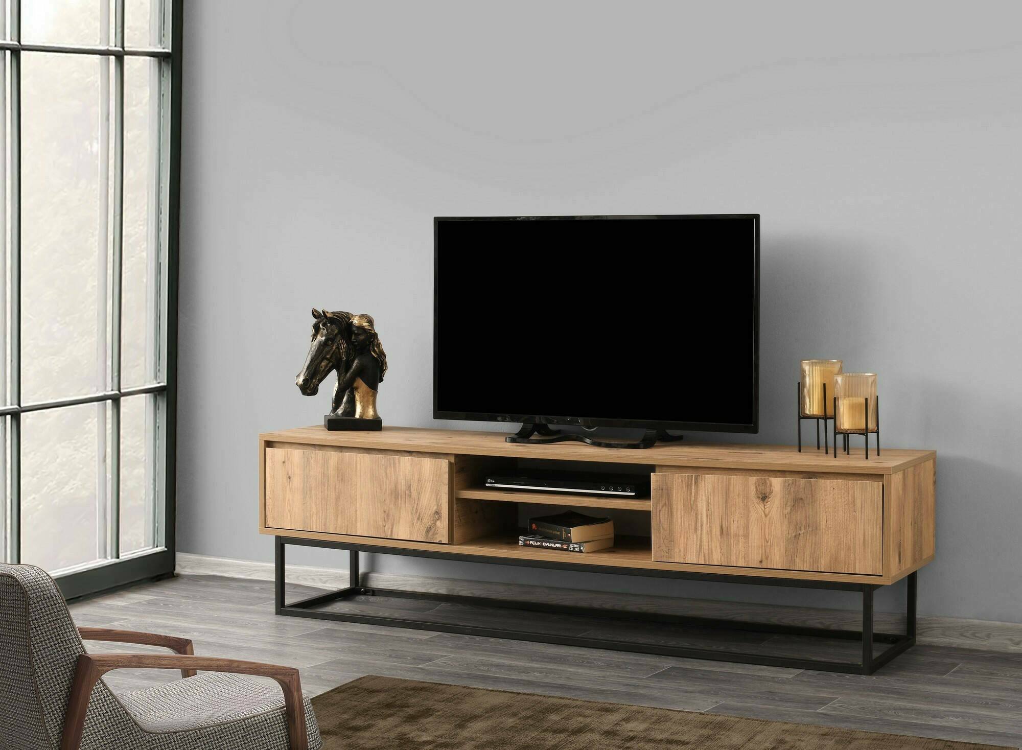 Mobile porta TV Kira, Credenza da soggiorno, Armadio basso per TV, Base parete attrezzata, 180x40h50 cm, Nero e Quercia