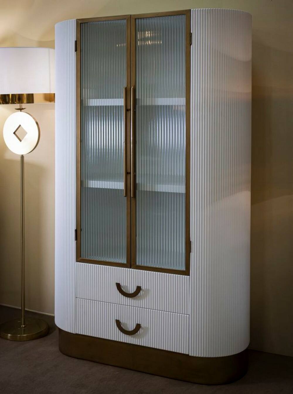 Vetrina Sable, Credenza espositiva, Vetrinetta multiuso, Madia da soggiorno, 85x40 h160 cm, Bianco e Marrone