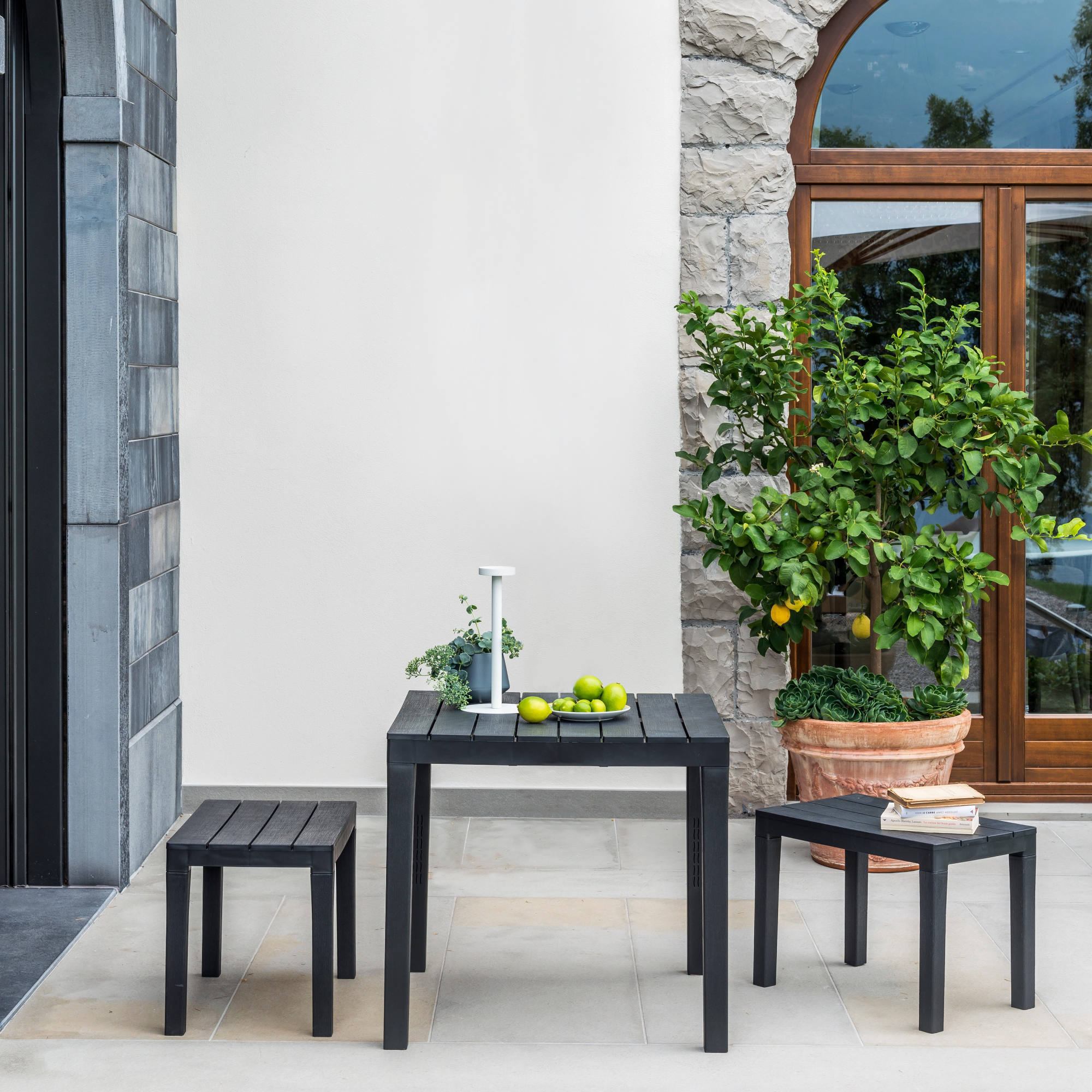 Set salotto da esterno Alambico, Set composto da 1 tavolo quadrato 2 panche, Set da Pik Nik, 100% Made in Italy, Antracite